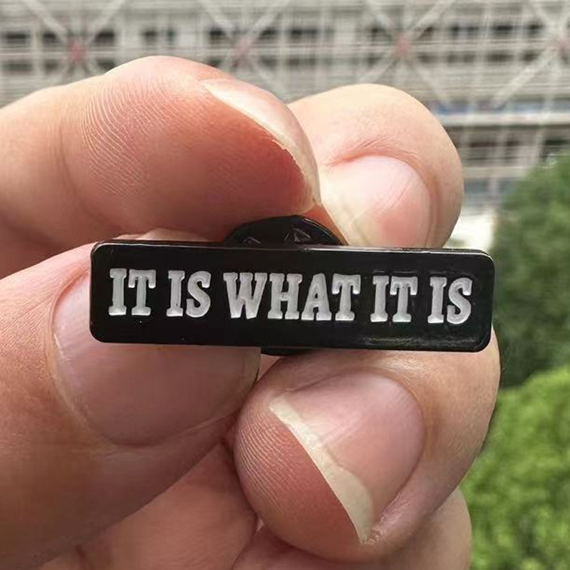 バックパックハット用の文字引用ブローチバッジ、それは文字であ - Vintage Fashion Quotes のレビューと価格