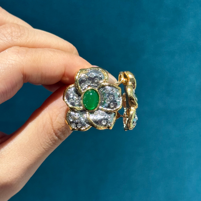 ヴィンテージシルバーカラーフラワースタッドイヤリングユニーク - Vintage Fashion Vogue のレビューと価格