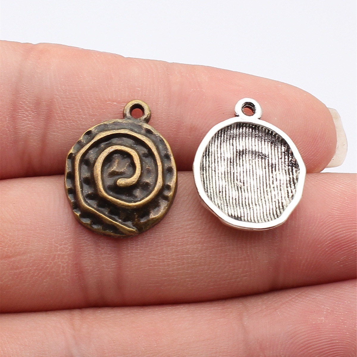 WYSIWYG 10 個 22x17mm 2 色アンティーク - Vintage Fashion Patterns のレビューと価格