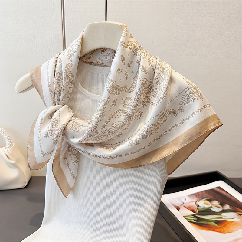 ヴィンテージベージュペイズリープリントスクエアスカーフサテン - Vintage Fashion Ai のレビューと価格